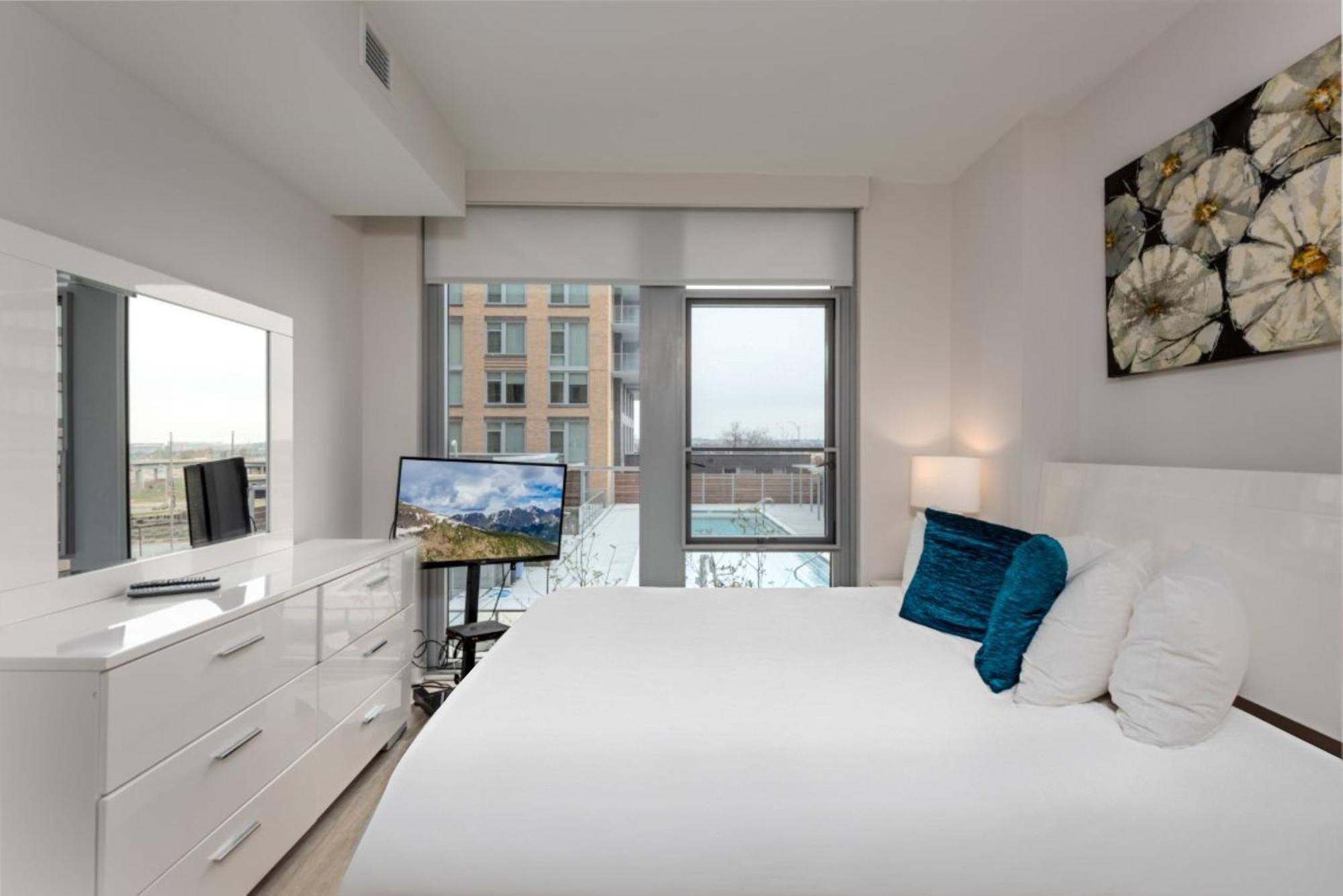 Global Luxury Suites Crystal City Arlington Room photo