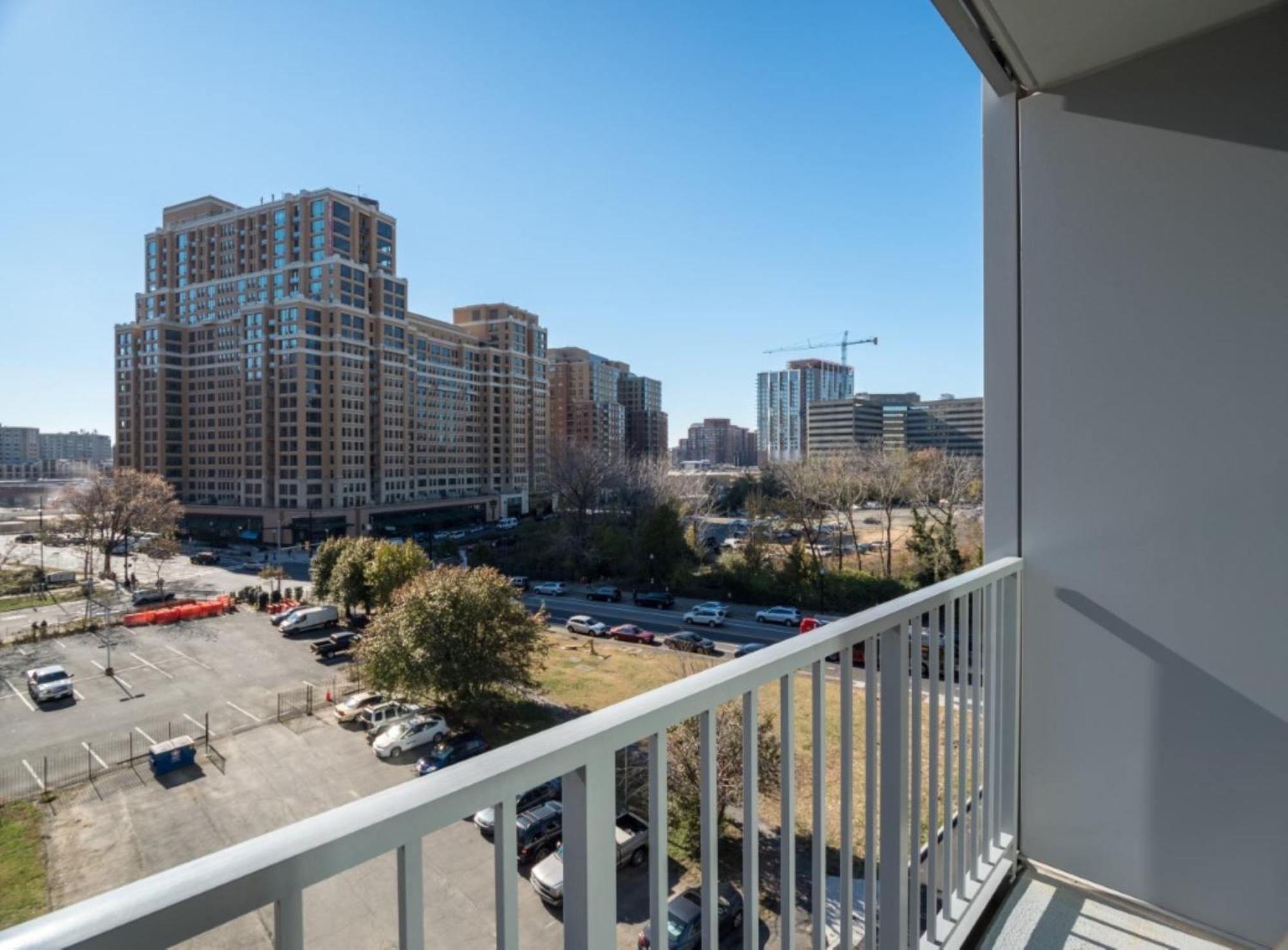 Global Luxury Suites Crystal City Arlington Room photo